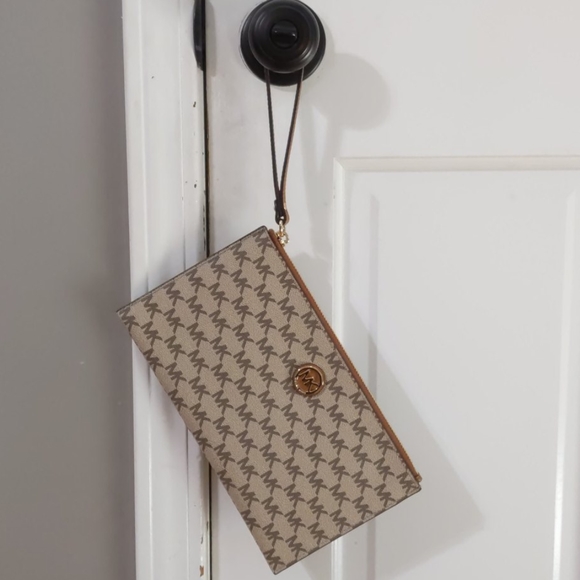 Michael Kors signature wristlet - Picture 5 of 6